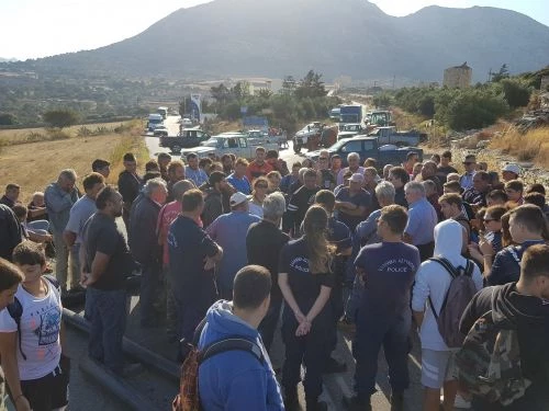 Νάξος: Διαμαρτυρία για το νερό – Έκλεισαν επαρχιακό δρόμο και μπλόκαραν αυτοκίνητα και σχολικά